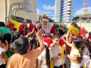 Notícia: Creche Orlando Bitar encerra ano letivo com diversão e alegria com programação de Natal